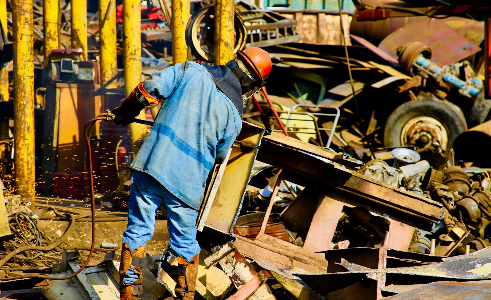 Representative professional material-handling scene for a bulk scrap-metal trading enquiry